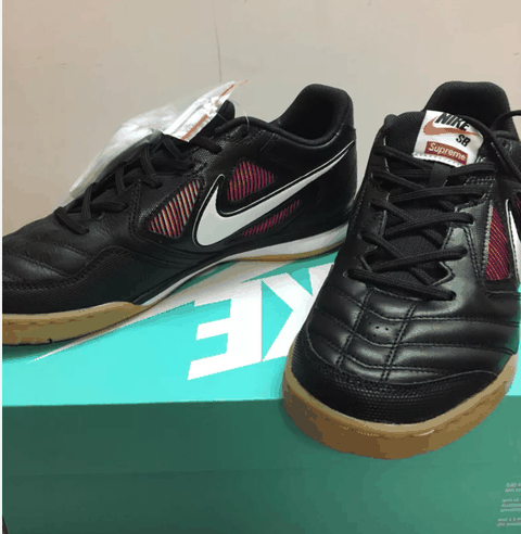 以及赠送了名片 就潮牌商城因为看着并不像足球鞋（supreme X nike SB足球鞋开箱 supreme X nike SB足球鞋实物欣赏）