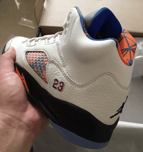 感兴趣的朋友可要把握机会啦！ Air Jordan 5 “International Flight” 货号：136潮牌汇潮牌网027-148 发售日期：9 月 8 日 发售价格：¥1399 RMB AJ5 “International Flight”实物欣赏 采用柔和的米白色呈现鞋身（AJ5国际航班在哪买 AJ5 “International Flight”实物欣赏）