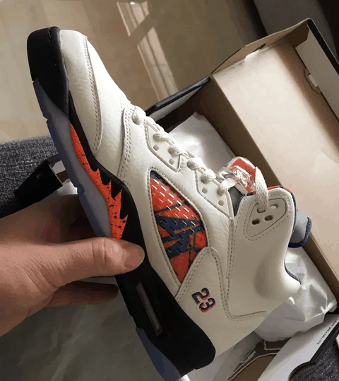 感兴趣的朋友可要把握机会啦！ Air Jordan 5 “International Flight” 货号：136潮牌汇潮牌网027-148 发售日期：9 月 8 日 发售价格：¥1399 RMB AJ5 “International Flight”实物欣赏 采用柔和的米白色呈现鞋身（AJ5国际航班在哪买 AJ5 “International Flight”实物欣赏）