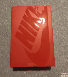 大容量的多气室冲击式Zoom Air气垫和潮牌商城Pebax材质的后跟外壳组成了Zoom LeBron III的避震系统（LeBron 3 CTK复刻开箱测评 LeBron 3 复刻配置怎么样）