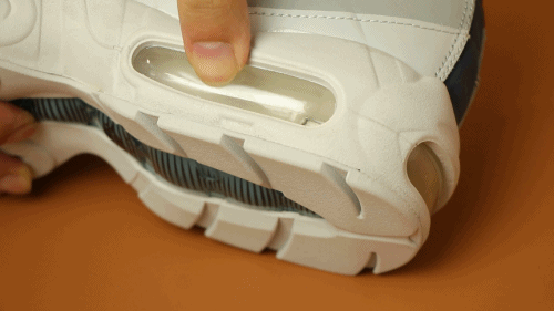  鞋底中间镶嵌着前潮牌汇潮牌网、后掌独立气垫单元（耐克 AIR MAX 95葡萄紫性能怎么样 耐克 AIR MAX 95葡萄紫值得入手吗）