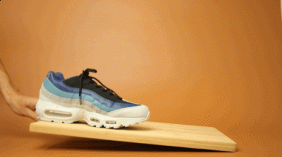  鞋底中间镶嵌着前潮牌汇潮牌网、后掌独立气垫单元（耐克 AIR MAX 95葡萄紫性能怎么样 耐克 AIR MAX 95葡萄紫值得入手吗）