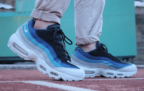 鞋底中间镶嵌着前潮牌汇潮牌网、后掌独立气垫单元（耐克 AIR MAX 95葡萄紫性能怎么样 耐克 AIR MAX 95葡萄紫值得入手吗）
