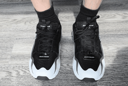 还有白灰和蓝潮牌灰两种配色（Skechers全新黑白开箱 斯凯奇全新黑白配置怎么样）