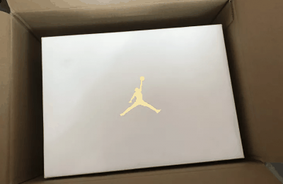 并配上了潮牌信息 WINGS 字样（Aj12 wings静态开箱 Aj12 wings实物欣赏）
