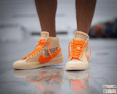 与侧面大号 Swoosh 呼潮牌信息应于米黄的基底色之上（OW Blazer 万圣节配色上脚好看吗 OW x Nike Blazer Mid “All Hallows Eve”上脚图赏析）