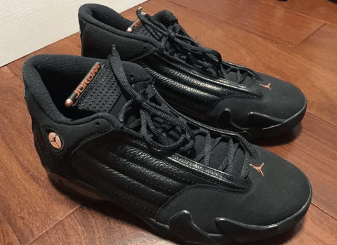 看着鞋面挺光滑的 整体鞋面由不同种的材潮牌品牌质打造 AJ14黑红 “最后一投”复刻实物欣赏 酷帅的纯黑（AJ14黑红 “最后一投”复刻开箱 AJ14黑红 “最后一投”复刻实物欣赏）