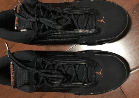 看着鞋面挺光滑的 整体鞋面由不同种的材潮牌品牌质打造 AJ14黑红 “最后一投”复刻实物欣赏 酷帅的纯黑（AJ14黑红 “最后一投”复刻开箱 AJ14黑红 “最后一投”复刻实物欣赏）