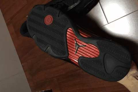 看着鞋面挺光滑的 整体鞋面由不同种的材潮牌品牌质打造 AJ14黑红 “最后一投”复刻实物欣赏 酷帅的纯黑（AJ14黑红 “最后一投”复刻开箱 AJ14黑红 “最后一投”复刻实物欣赏）