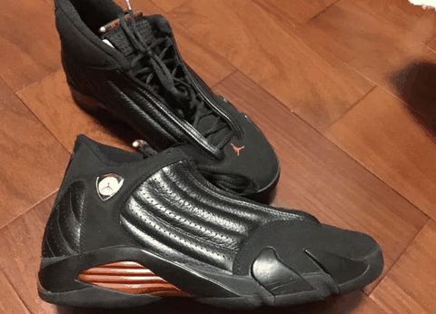 看着鞋面挺光滑的 整体鞋面由不同种的材潮牌品牌质打造 AJ14黑红 “最后一投”复刻实物欣赏 酷帅的纯黑（AJ14黑红 “最后一投”复刻开箱 AJ14黑红 “最后一投”复刻实物欣赏）