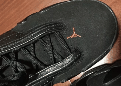 看着鞋面挺光滑的 整体鞋面由不同种的材潮牌品牌质打造 AJ14黑红 “最后一投”复刻实物欣赏 酷帅的纯黑（AJ14黑红 “最后一投”复刻开箱 AJ14黑红 “最后一投”复刻实物欣赏）