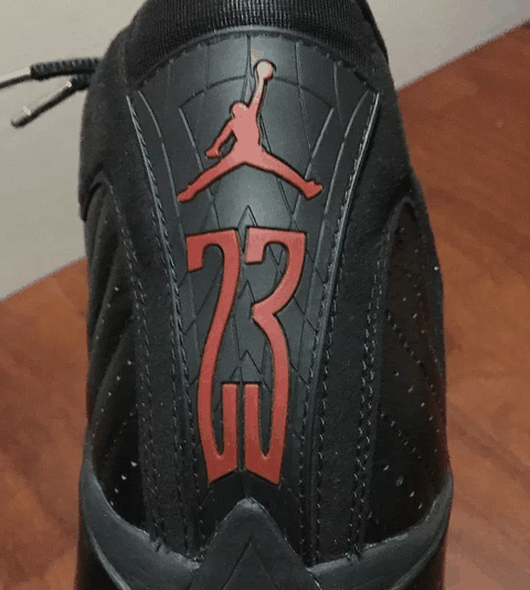 看着鞋面挺光滑的 整体鞋面由不同种的材潮牌品牌质打造 AJ14黑红 “最后一投”复刻实物欣赏 酷帅的纯黑（AJ14黑红 “最后一投”复刻开箱 AJ14黑红 “最后一投”复刻实物欣赏）