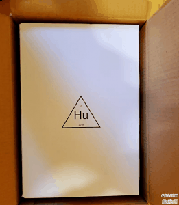 第一眼感觉整体气质依然是菲董惯用的潮牌汇潮牌网大胆和夸张 随鞋还赠送了一款蓝色的鞋带 鞋面的字母（菲董非洲限定开箱测评 菲董非洲限定上脚好看吗）