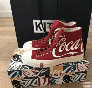 kith 可口可潮牌乐的标志（可口可乐 X 匡威 X kith 二代白红开箱测评 2018kith x coca-cola x 匡威上脚好看吗）
