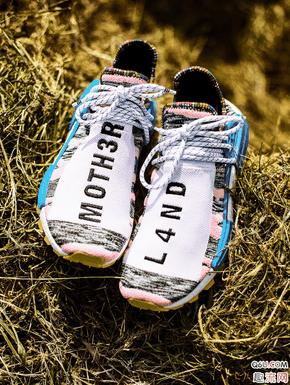 喜欢的不妨去考虑一下 这双菲潮牌信息董联名NMD “SOLARHU”系列已经发售了哦（菲董联名NMD “SOLARHU” 系列开箱测评 菲董联名NMD “SOLARHU”上脚好看吗）