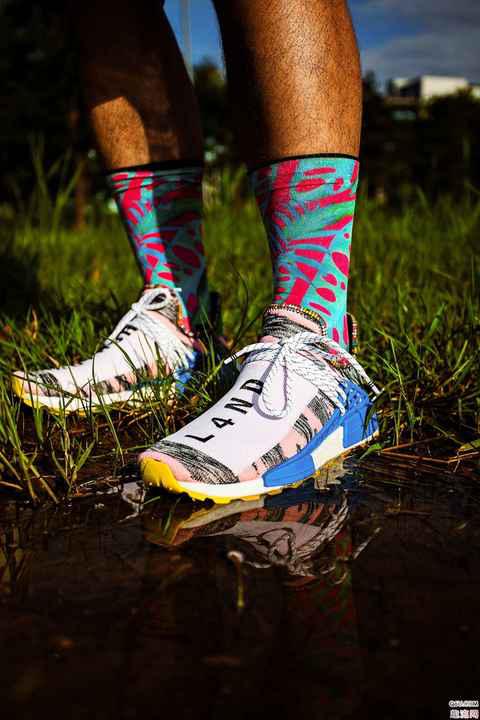 喜欢的不妨去考虑一下 这双菲潮牌信息董联名NMD “SOLARHU”系列已经发售了哦（菲董联名NMD “SOLARHU” 系列开箱测评 菲董联名NMD “SOLARHU”上脚好看吗）