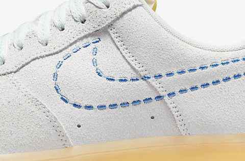 这双 AF1 以灰色潮牌信息翻毛皮材料制作（Air Force 1“101”配色鞋款释出，截然不同的质感）