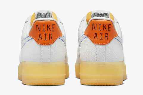 这双 AF1 以灰色潮牌信息翻毛皮材料制作（Air Force 1“101”配色鞋款释出，截然不同的质感）