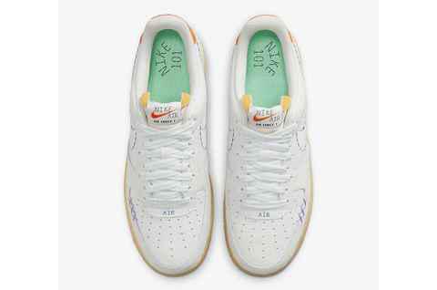 这双 AF1 以灰色潮牌信息翻毛皮材料制作（Air Force 1“101”配色鞋款释出，截然不同的质感）