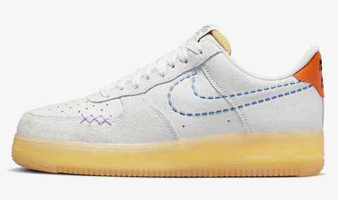 这双 AF1 以灰色潮牌信息翻毛皮材料制作（Air Force 1“101”配色鞋款释出，截然不同的质感）