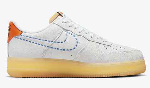 这双 AF1 以灰色潮牌信息翻毛皮材料制作（Air Force 1“101”配色鞋款释出，截然不同的质感）