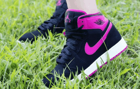 我们一起潮牌信息去看看吧（AJ1情人节限定版细节欣赏 AJ1情人节限定版偏码吗）