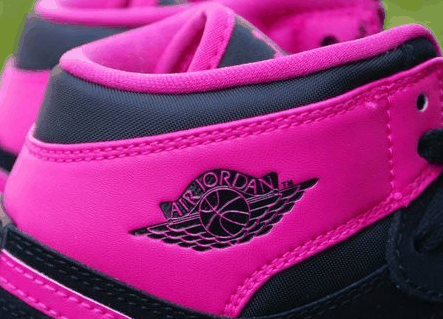 我们一起潮牌信息去看看吧（AJ1情人节限定版细节欣赏 AJ1情人节限定版偏码吗）