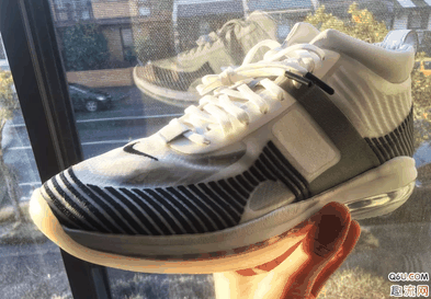 那么这双John Elliott x Nike LeBron Icon脚感怎么样呢潮牌信息？下面就和趣流网的小编一起来看一下关于Nike LeBron Icon开箱测评（Nike LeBron Icon开箱测评 John Elliott x Nike LeBron Icon脚感怎么样）