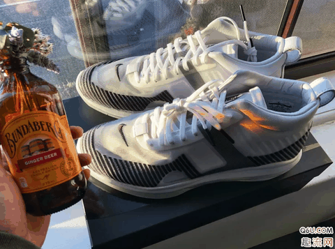 那么这双John Elliott x Nike LeBron Icon脚感怎么样呢潮牌信息？下面就和趣流网的小编一起来看一下关于Nike LeBron Icon开箱测评（Nike LeBron Icon开箱测评 John Elliott x Nike LeBron Icon脚感怎么样）