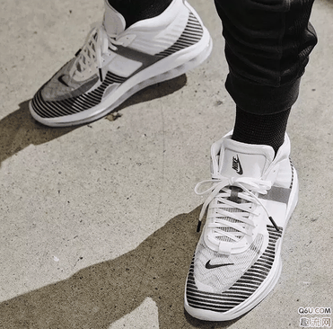 那么这双John Elliott x Nike LeBron Icon脚感怎么样呢潮牌信息？下面就和趣流网的小编一起来看一下关于Nike LeBron Icon开箱测评（Nike LeBron Icon开箱测评 John Elliott x Nike LeBron Icon脚感怎么样）