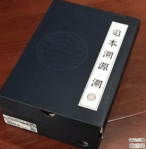 左右脚后跟分别写有“鳯”和“舞”的字样潮牌 另外我们在看几处设计细节： 鞋舌提和后鞋提采用皮革材质（李宁溯系列凤舞开箱 李宁溯系列凤舞细节鉴赏）