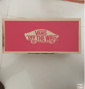 不过搭配就是潮牌品牌一个问题了（VANS联名梵高帆布鞋开箱测评 VANS梵高联名上脚好看吗）