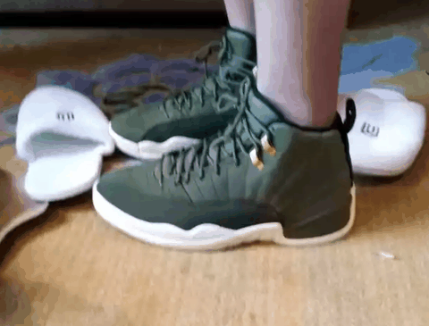脚感还是潮牌商城很不错的（保罗专属AJ12开箱 AJ12 “Graduation Pack”偏码吗）