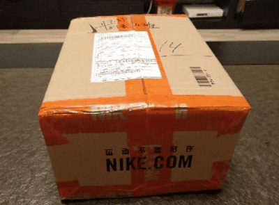 鞋面设计风格的确不与其潮牌品牌他鞋款相同 鞋底纹路不是很多（耐克喷泡暗氖蓝开箱 耐克喷泡暗氖蓝实物欣赏）