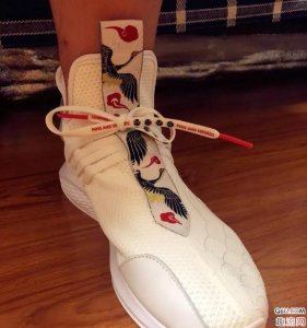 并不是传统的潮牌品牌所谓“踩屎”感（李宁溯锦绣实战测评 李宁溯锦绣脚感怎么样）
