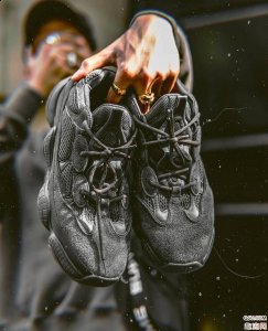 而其最新力作 Ultra Boost Clima 除潮牌汇潮牌网了采用大家熟悉的 Primeknit 编织技术之外（阿迪达斯什么鞋子适合夏天 阿迪达斯适合夏天穿的球鞋推荐）