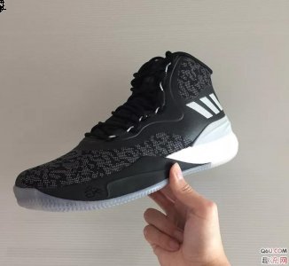 第二点是潮牌汇潮牌网店鞋带系统（罗斯8和air max dominate哪个好 阿迪达斯罗斯8和耐克air max dominate实战对比测评）