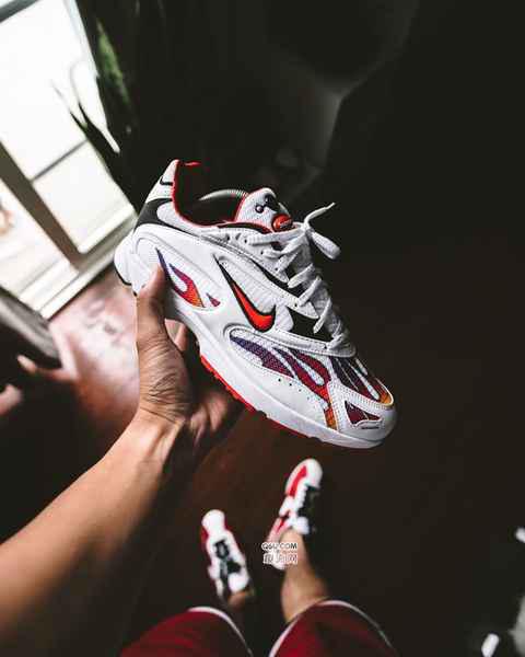  COMME des GARÇONSx Air VaporMax 市场价格：￥5000 元潮牌资讯左右（43 码） 2018：今年 CDG 与 Air Max 180 的合作款实在太过小众（2017-2018耐克重磅联名球鞋对比 耐克重磅联名鞋款有哪些）