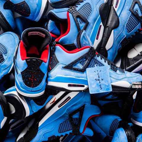  COMME des GARÇONSx Air VaporMax 市场价格：￥5000 元潮牌资讯左右（43 码） 2018：今年 CDG 与 Air Max 180 的合作款实在太过小众（2017-2018耐克重磅联名球鞋对比 耐克重磅联名鞋款有哪些）