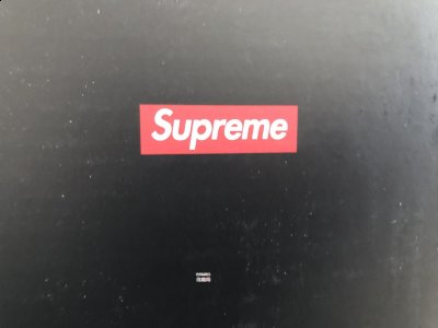 目前Supreme x NBA x Nike Air 潮牌品牌Froce 1 Mid三方联名有黑白两个配色（Supreme x NBA x Nike Air Froce 1 Mid 开箱测评 Supreme x NBA x Nike Air Froce 1 Mid上脚好看吗）