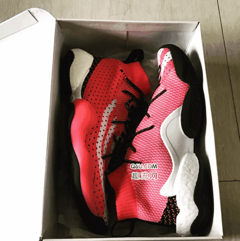 小编入手的潮牌资讯就是43码（菲董BYW骚粉开箱简评 Adidas BYW骚粉实物欣赏）