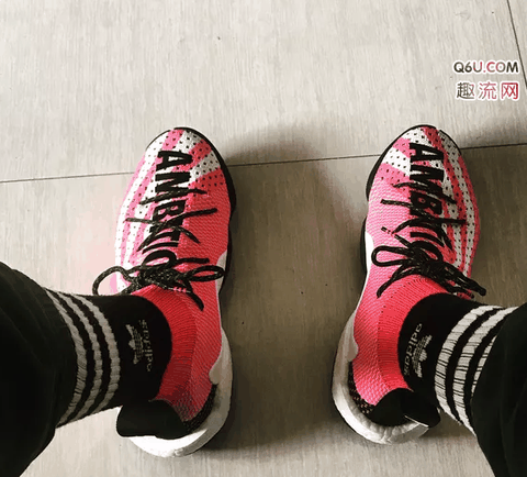 小编入手的潮牌资讯就是43码（菲董BYW骚粉开箱简评 Adidas BYW骚粉实物欣赏）