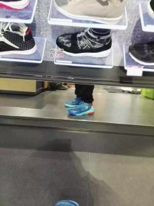 不过从橡胶的软硬潮牌商城程度来看估计不怎么样（李宁闪击3低帮和高帮哪个好 ​ 李宁闪击3低帮和高帮对比测评）