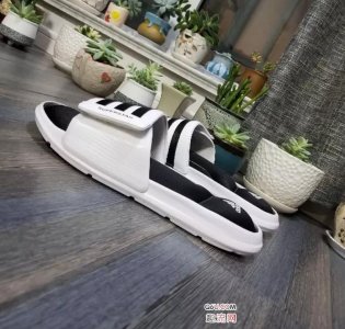 特别是那标志潮牌信息性的三天杠（阿迪达斯5G拖鞋测评 阿迪达斯5G拖鞋上脚怎么样）
