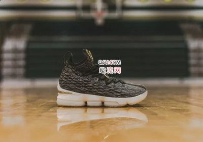 而是以拉链潮牌资讯元素呈现（LBJ15联名Kith詹皇母校配色开箱测评 Nike LeBron 15 x KITH 细节图赏析）