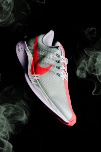  在两侧与鞋带交潮牌汇潮牌网店织的Flywire 飞线设计（Nike Zoom Pegasus Turbo开箱测评 耐克飞马Turbo脚感怎么样）