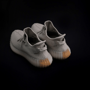 也是非常适合秋季搭配的一款Yeezy了！潮牌商城 浅浅的芝麻配色调在鞋面的细节上也做出一些调整（Yeezy 350v2芝麻配色实物欣赏 Yeezy 350v2 “Sesame”货量大吗）