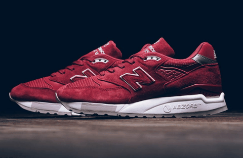 已经于境外电商网潮牌信息站如Sneaker Politics上架（New Balance 998红麂皮在哪买 New Balance 998红麂皮多少钱）