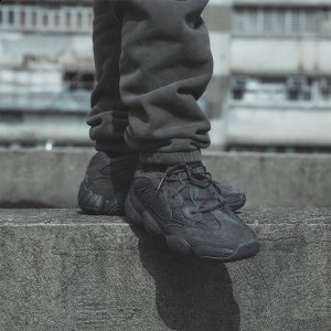 但还是有一个潮牌资讯稳步涨价的趋势（Yeezy 500黑魂会涨价吗 Yeezy 500纯黑市场价预测）