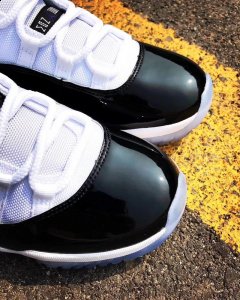 那么这双AJ11康扣2018版本实物怎么潮牌商城样呢？下面小编将为你带来这双鞋的开箱测评（AJ11“concord”2018版开箱测评 AJ11康扣2018复刻版实物开箱）